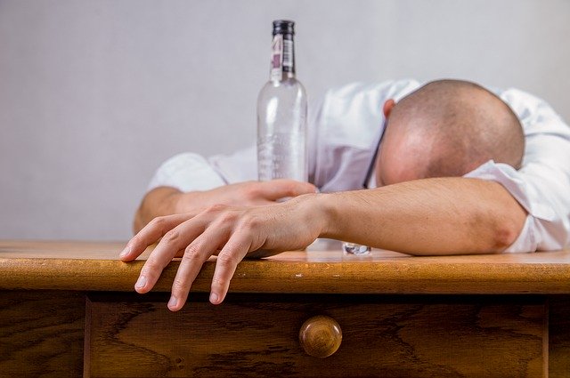 Mąż uzależniony od alkoholu – co zrobić?
